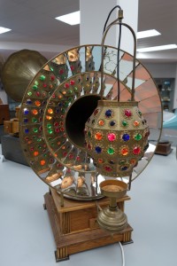 Trichtergrammophon mit Lichtampel