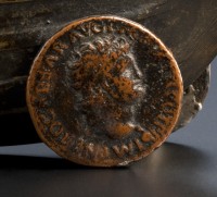 Münze des Nero als Rad an einem Weihrauchschiffchen des 16. Jahrhunderts