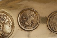 Denar des C. Valerius Flaccus mit Darstellung der Victoria und einer Adlerstandarte, 82 v. Chr.