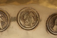Denar des L. Lucretius Trio mit Darstellung von Sonnengott und Mondsichel, 76 v. Chr.