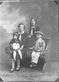 Fannie Rosenbaum mit ihren Kindern