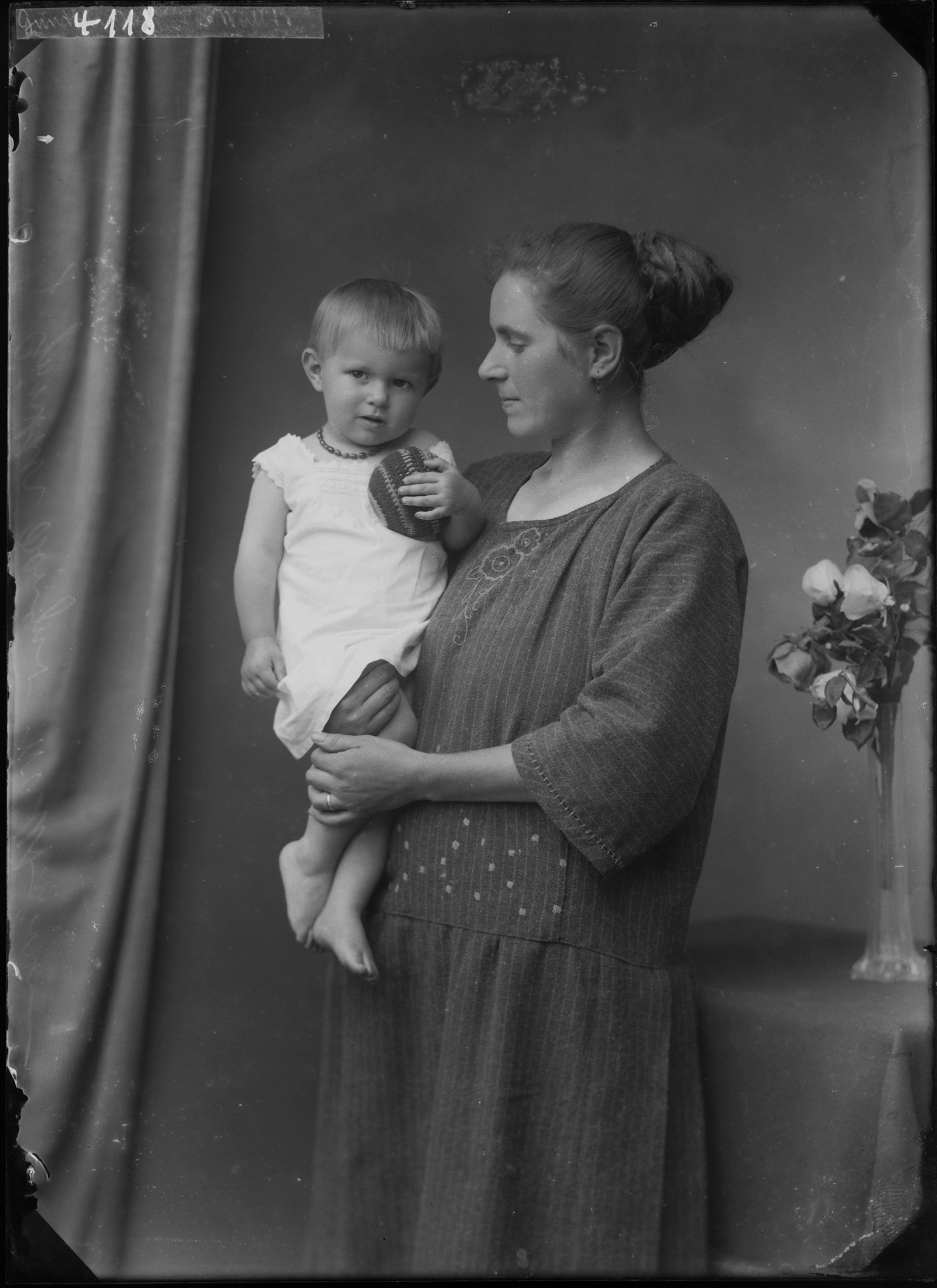 Mutter im Reformkleid mit Kleinkind, aufgenommen von Karl Weiß, um 1910 [Quelle: Bezirksmuseum Buchen]